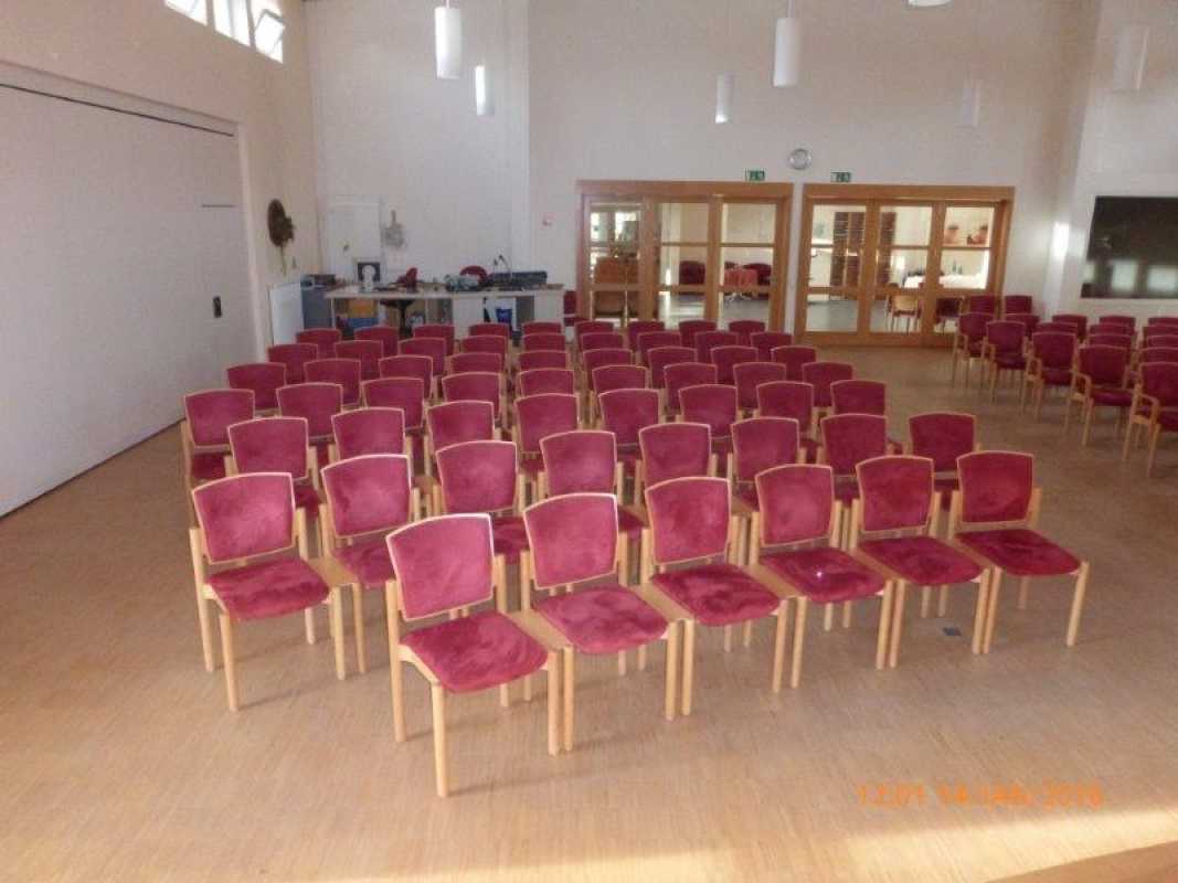 Kirchenstuhl und Gemeindestuhl Halle, Massivholzstapelstuhl