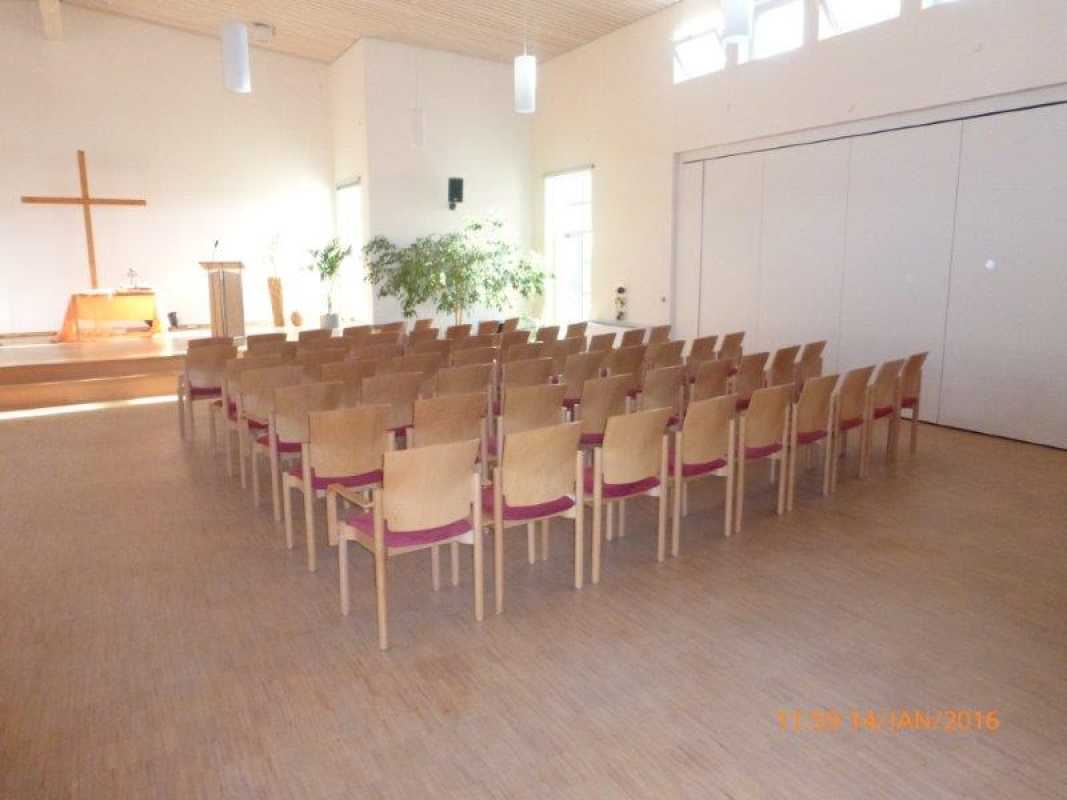 Kirchenstuhl und Gemeindestuhl Halle, Massivholzstapelstuhl