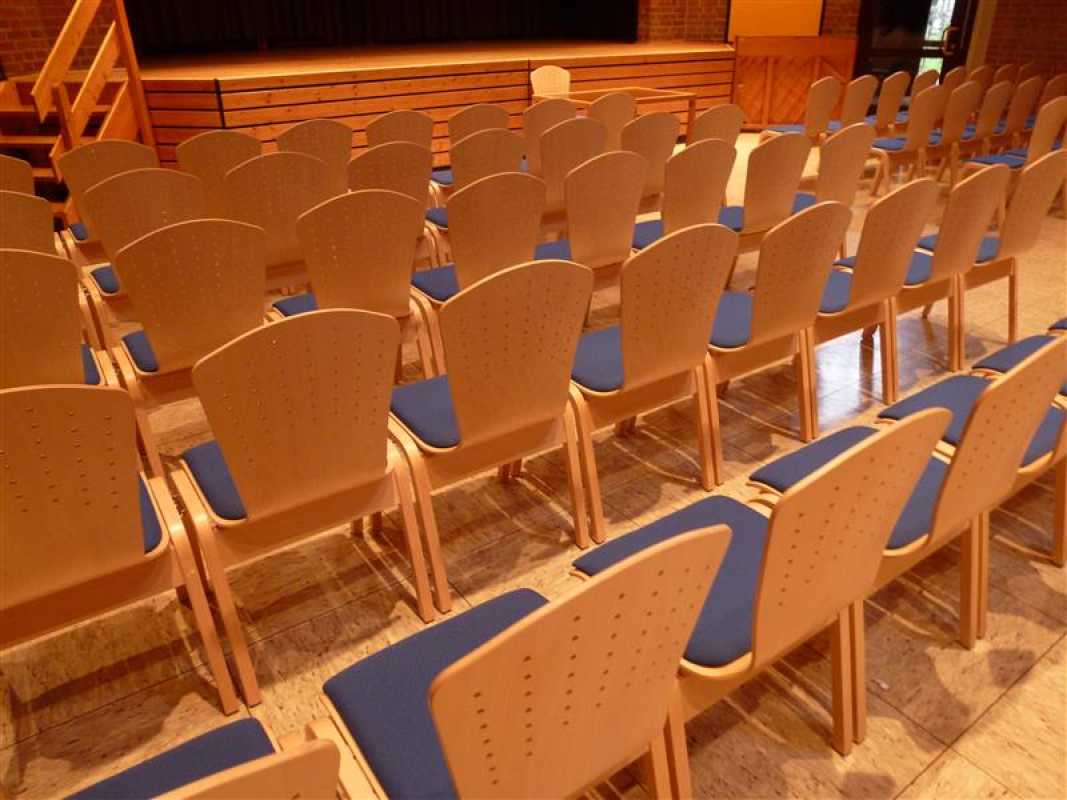 Schichtholzstuhl Dora, Gemeindestuhl für Pfarrzentren
