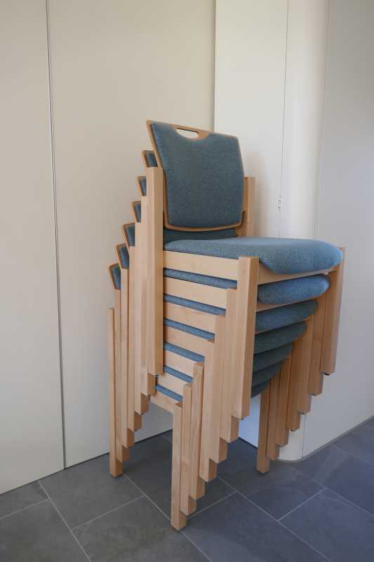 Kirchenstuhl und Gemeindestuhl Geseke, Massivholzstapelstuhl