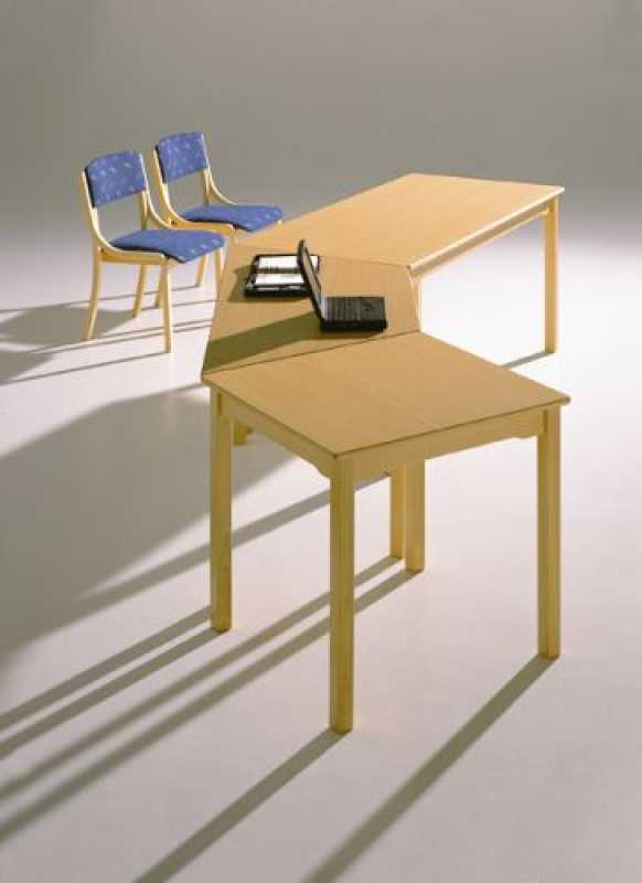 Quadrattisch mit Massivholzgestell, runde Tischbeinde